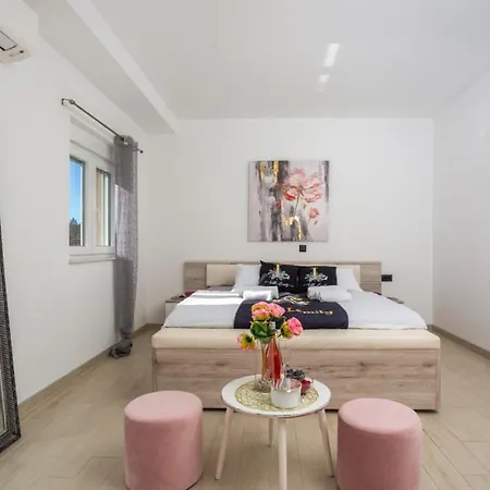 Lemily With Private Pool By Guide Willa *