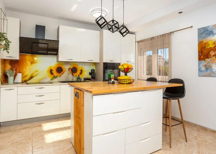 Lemily With Private Pool By Guide Vilă *